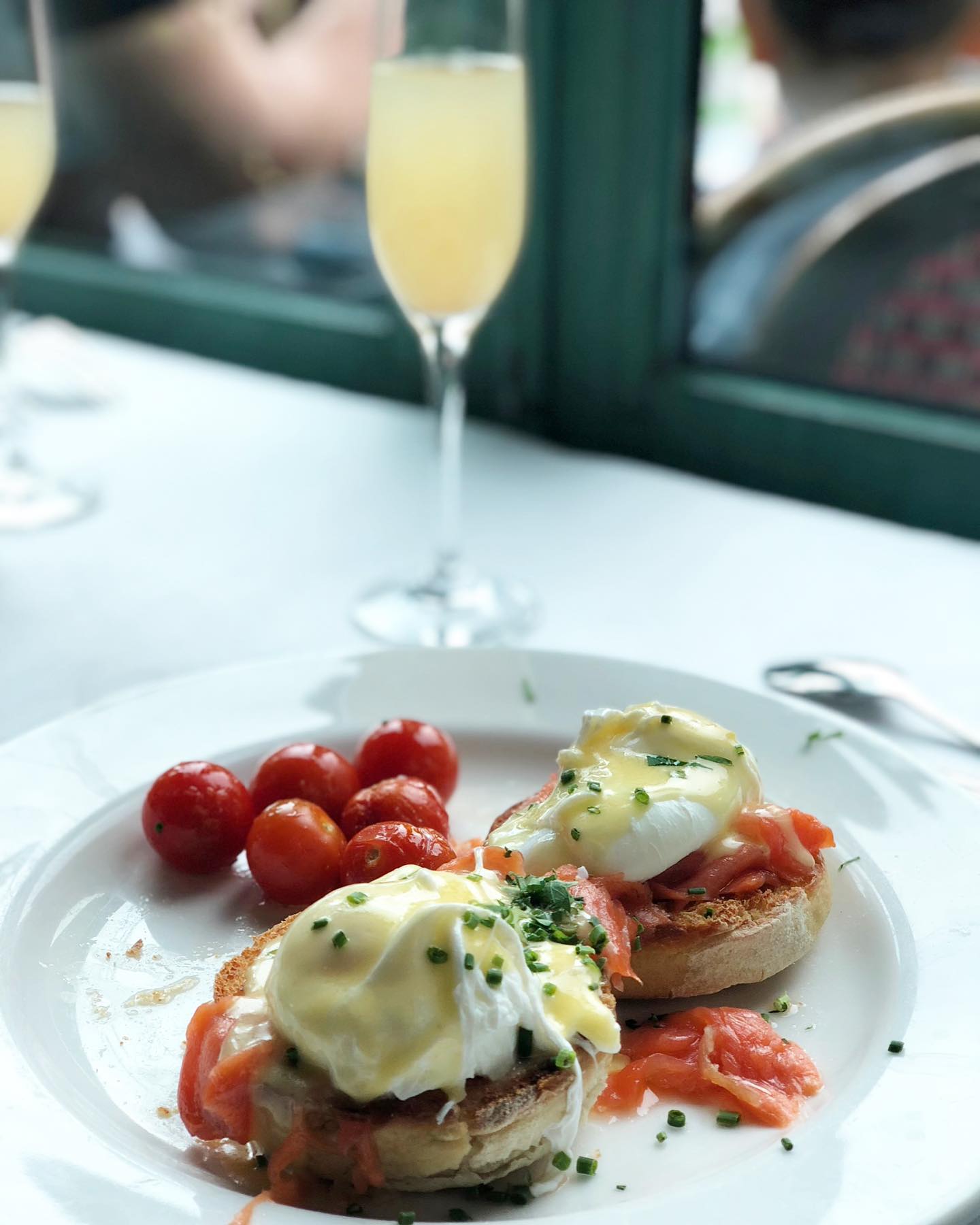 They say breakfast is the most important meal of the day and we think there is no better way to start the day than the smoked salmon eggs benedict at @monamigabibistro.
