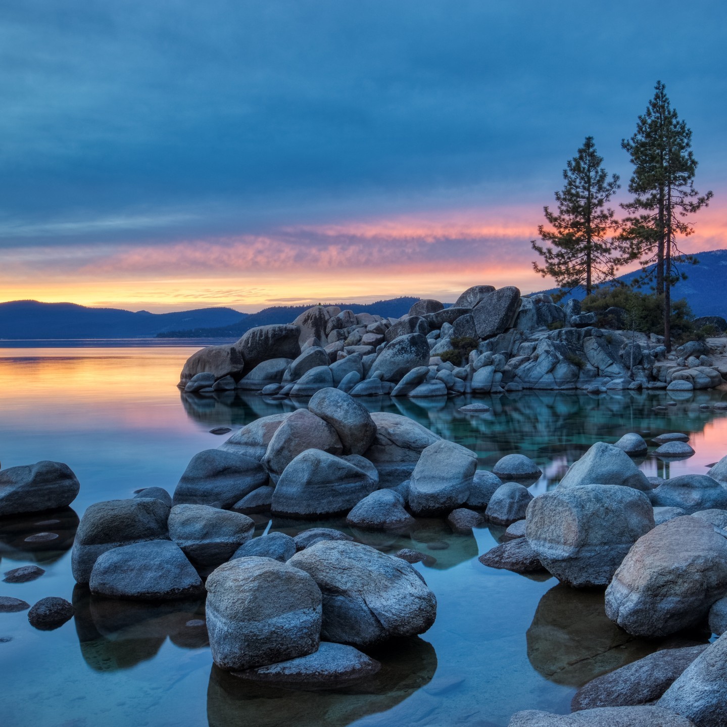 Best Lakes to Visit in Nevada This Summer 🌊 If you can’t make it out to the ocean this summer, then you can at least make it out to a lake—especially in Nevada. The state is home to several different lake hotspots that are located all throughout Nevada and that offer everything from boating rentals to fishing opportunities, swimming coves and more. Check out the best Nevada lakes to round out your summer on a high and refreshing note. Read more at FabulousNevada.com.